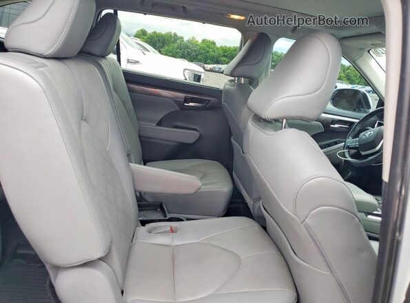 5TDFZRBH8NS220983 2022 TOYOTA HIGHLANDER White Vista interior trasera