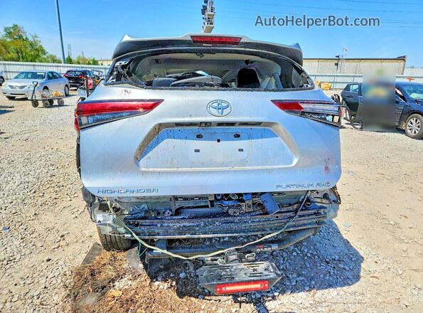 5TDFZRBHXNS192104 2022 TOYOTA HIGHLANDER Silver Widok z tyłu