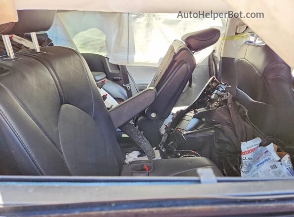 5TDFZRBHXNS192104 2022 TOYOTA HIGHLANDER Silver Widok wnętrza z tyłu