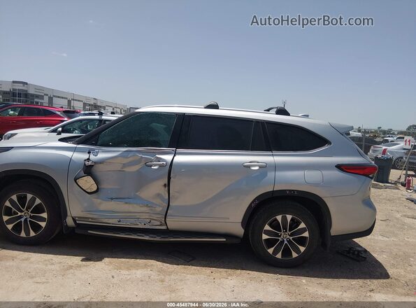 5TDGARAH8NS515871 2022 TOYOTA HIGHLANDER Silver Widok wnętrza z tyłu
