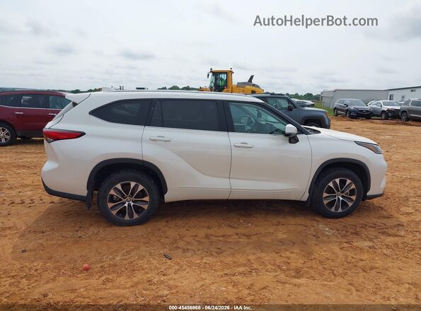 5TDGZRBH7MS540993 2021 TOYOTA HIGHLANDER Белый Вид задней части салона