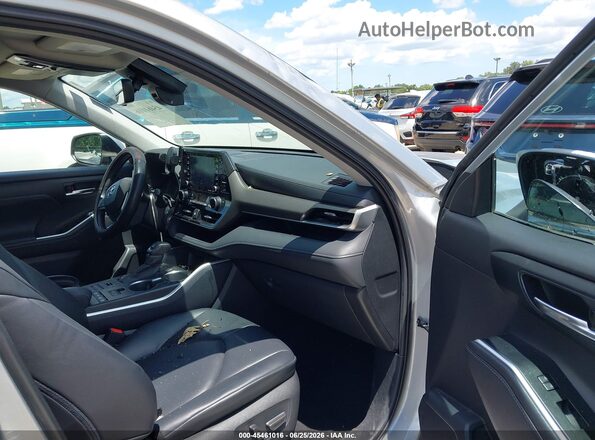 5TDGZRBH8LS502834 2020 TOYOTA HIGHLANDER Silver Front interior view