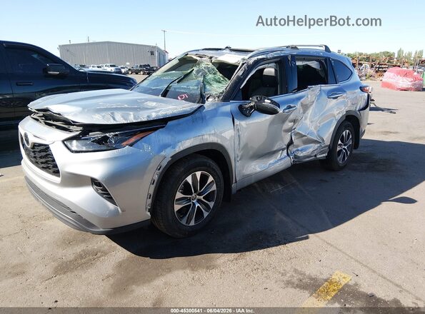 5TDHZRBH3NS583300 2022 TOYOTA HIGHLANDER Silver Vista tres cuartos delantera izquierda