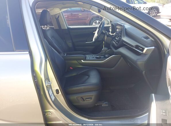 5TDHZRBH7MS108084 2021 TOYOTA HIGHLANDER Silver წინა სალონის ხედი