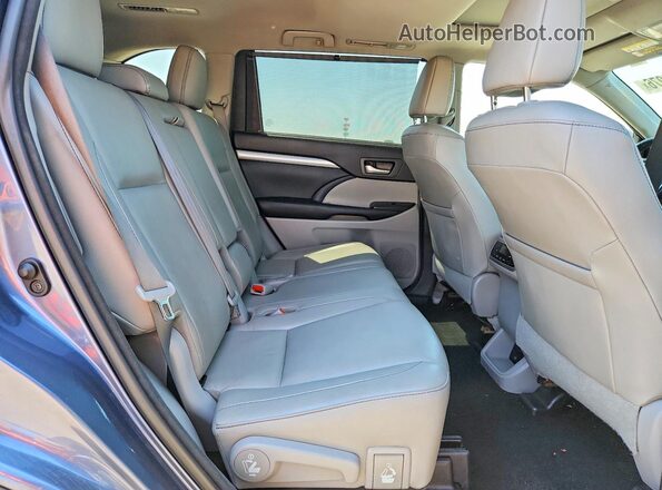 5TDJGRFH0HS032148 2017 TOYOTA HIGHLANDER Blue Вид задньої частини салону