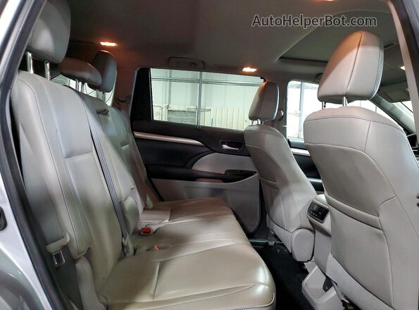 5TDJKRFH2GS305748 2016 TOYOTA HIGHLANDER Silver Вид задньої частини салону