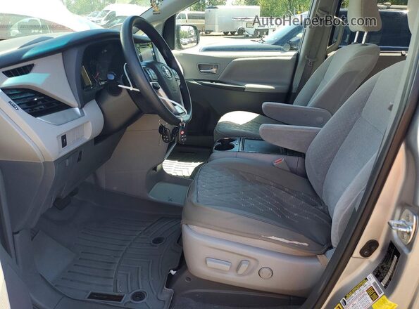 5TDJZ3DC0HS186762 2017 TOYOTA SIENNA Silver Widok wnętrza z przodu