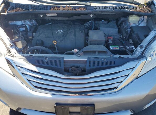 5TDJZ3DC0HS186762 2017 TOYOTA SIENNA Silver Widok wnętrza z tyłu