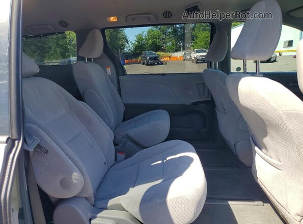 5TDJZ3DC0HS186762 2017 TOYOTA SIENNA Silver Widok tylnych siedzeń