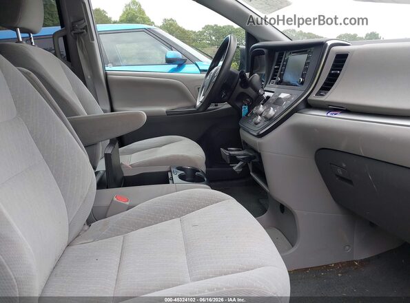 5TDJZ3DC0JS189425 2018 TOYOTA SIENNA Silver Front interior view