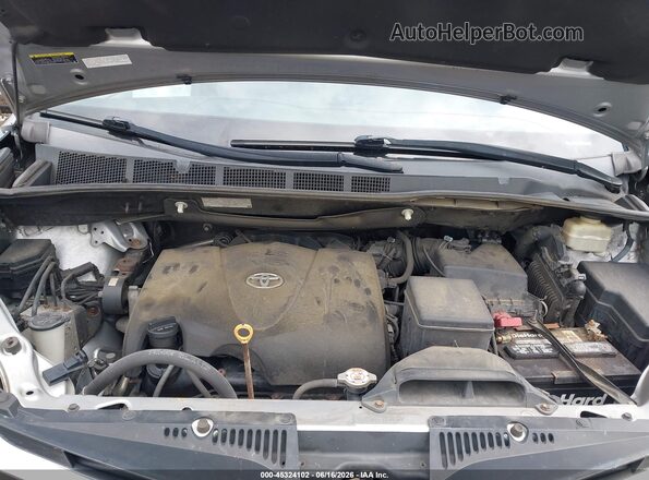 5TDJZ3DC0JS189425 2018 TOYOTA SIENNA Silver Rear view