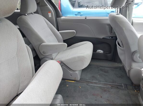 5TDJZ3DC0JS189425 2018 TOYOTA SIENNA Silver VIN sticker view