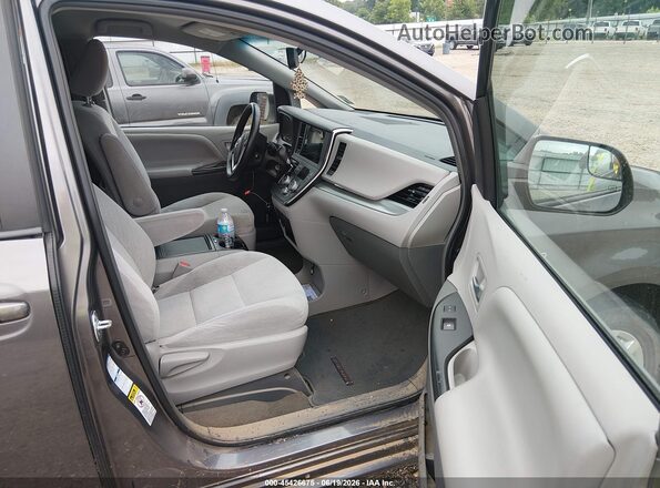 5TDJZ3DC5HS149979 2017 TOYOTA SIENNA Silver Widok wnętrza z przodu
