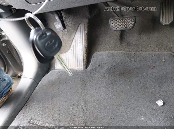 5TDJZ3DC5HS149979 2017 TOYOTA SIENNA Silver Widok deski rozdzielczej