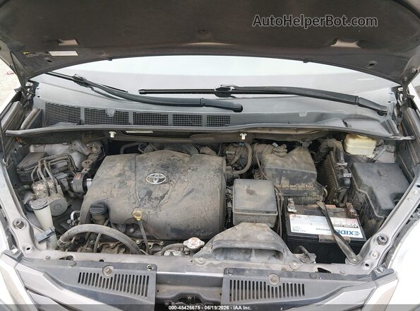 5TDJZ3DC5HS149979 2017 TOYOTA SIENNA Silver Widok z tyłu