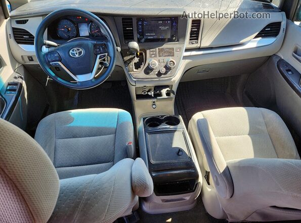 5TDJZ3DC8HS178134 2017 TOYOTA SIENNA White Вид панелі приладів
