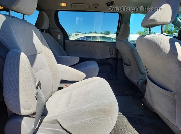 5TDJZ3DC8HS178134 2017 TOYOTA SIENNA White Вид задніх сидінь