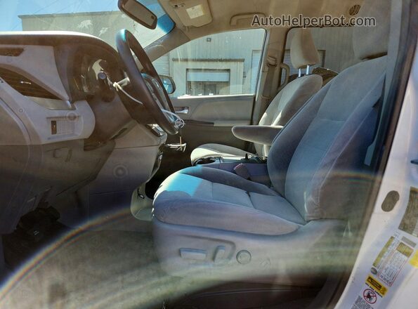 5TDJZ3DC8HS178134 2017 TOYOTA SIENNA White Вид салону спереду