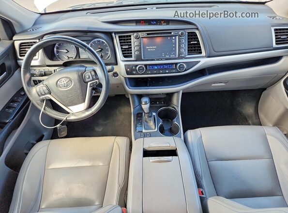 5TDJZRFH0HS382731 2017 TOYOTA HIGHLANDER White Вид панелі приладів