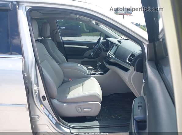 5TDJZRFH0HS442748 2017 TOYOTA HIGHLANDER Silver Front interior view
