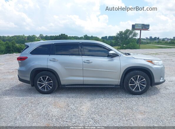 5TDJZRFH0HS442748 2017 TOYOTA HIGHLANDER Silver Rear interior view