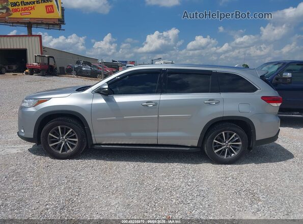 5TDJZRFH0HS442748 2017 TOYOTA HIGHLANDER Silver 360 interior view
