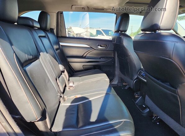 5TDJZRFH1JS899171 2018 TOYOTA HIGHLANDER Gray Rear interior view