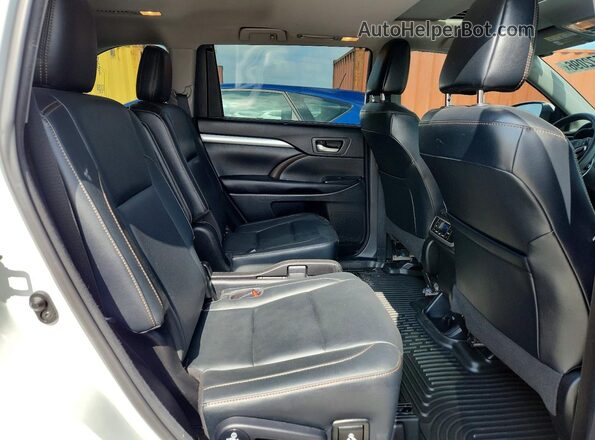 5TDJZRFH2JS543117 2018 TOYOTA HIGHLANDER White Widok wnętrza z tyłu