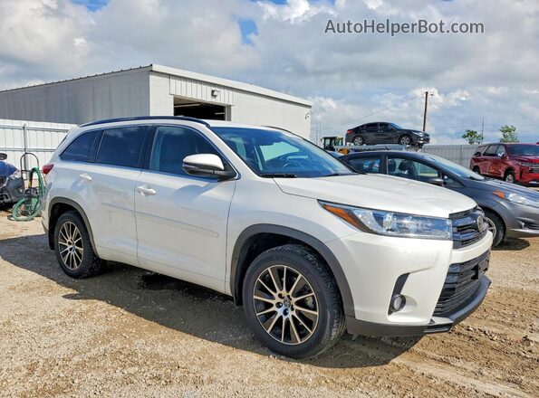 5TDJZRFH2JS813592 2018 TOYOTA HIGHLANDER White Front right