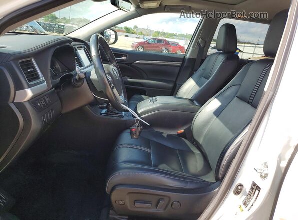5TDJZRFH2JS813592 2018 TOYOTA HIGHLANDER White Front interior view