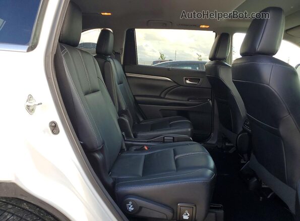 5TDJZRFH2JS813592 2018 TOYOTA HIGHLANDER White Rear interior view