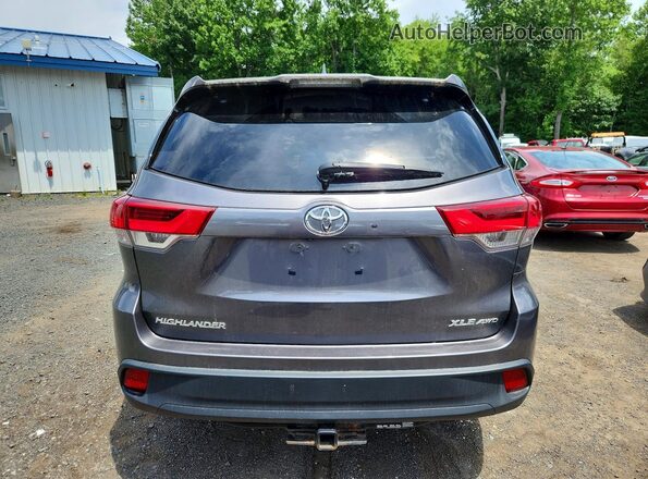 5TDJZRFH2JS848164 2018 TOYOTA HIGHLANDER Silver Rear view