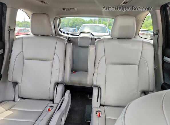 5TDJZRFH2JS848164 2018 TOYOTA HIGHLANDER Silver Rear seats view
