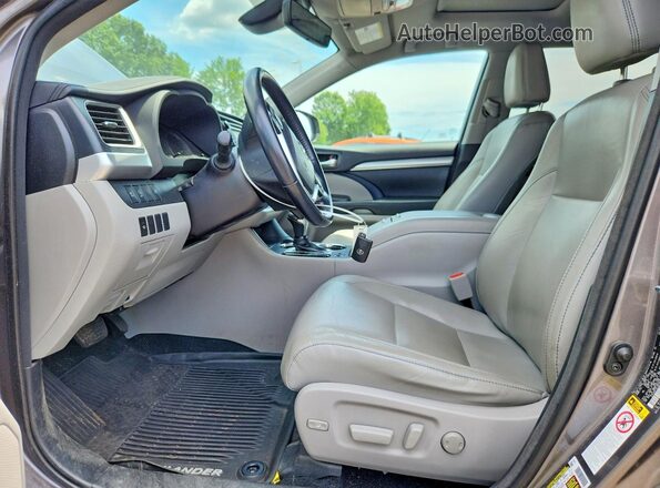 5TDJZRFH2JS848164 2018 TOYOTA HIGHLANDER Silver Front interior view