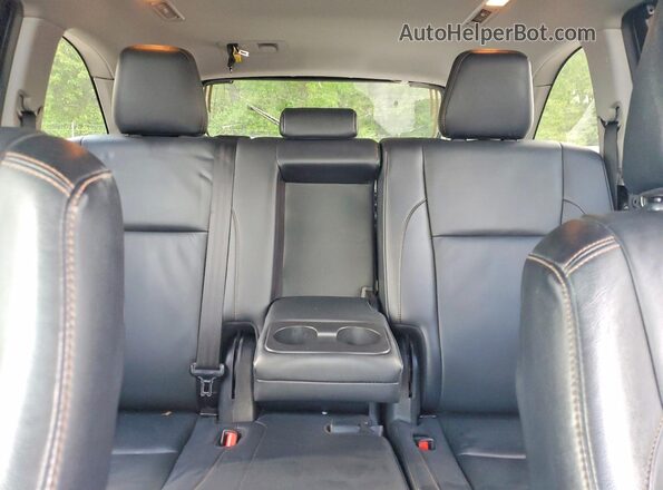 5TDJZRFH2KS562834 2019 TOYOTA HIGHLANDER Gray Rear seats view