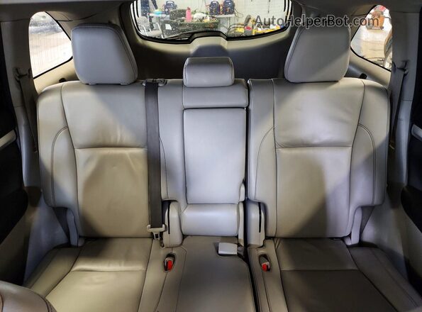 5TDJZRFH2KS572263 2019 TOYOTA HIGHLANDER Белый Вид задних сидений