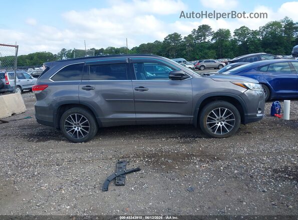 5TDJZRFH3HS455512 2017 TOYOTA HIGHLANDER Серый Вид задней части салона