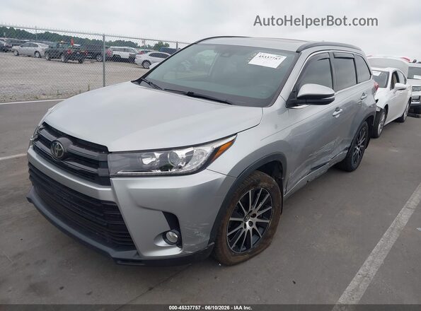 5TDJZRFH3JS540792 2018 TOYOTA HIGHLANDER Серебряный Передняя левая четверть