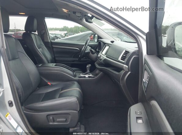 5TDJZRFH3JS540792 2018 TOYOTA HIGHLANDER Серебряный Вид салона спереди