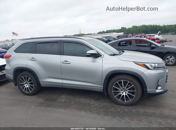 5TDJZRFH3JS540792 2018 TOYOTA HIGHLANDER Серебряный Вид задней части салона