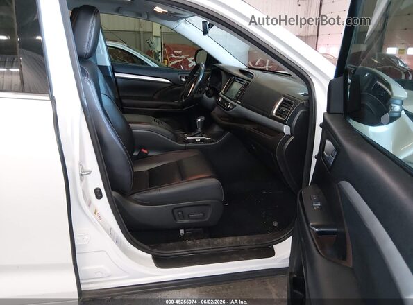 5TDJZRFH4JS529820 2018 TOYOTA HIGHLANDER White Front interior view
