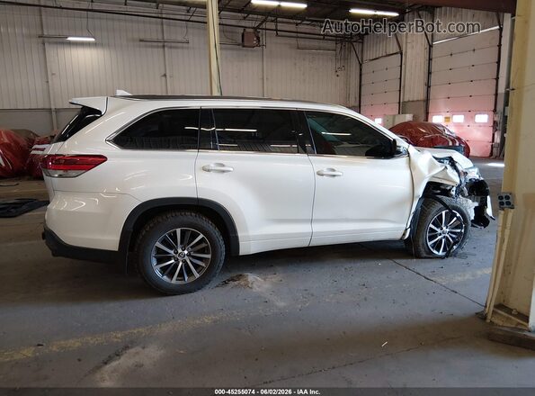 5TDJZRFH4JS529820 2018 TOYOTA HIGHLANDER White Rear interior view