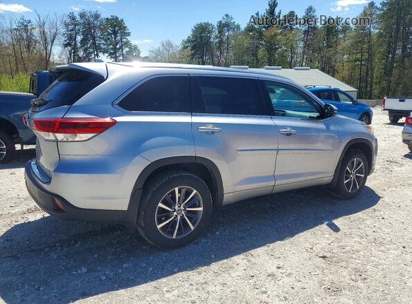 5TDJZRFH4JS828188 2018 TOYOTA HIGHLANDER Серебряный Задняя правая четверть