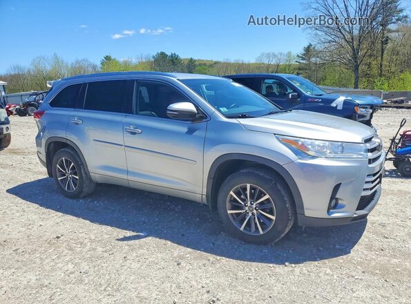 5TDJZRFH4JS828188 2018 TOYOTA HIGHLANDER Серебряный Передняя правая четверть