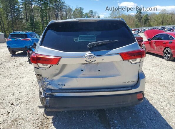 5TDJZRFH4JS828188 2018 TOYOTA HIGHLANDER Серебряный Вид сзади