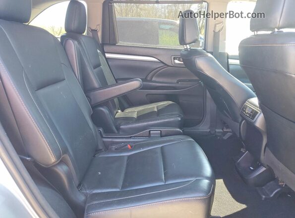 5TDJZRFH4JS828188 2018 TOYOTA HIGHLANDER Серебряный Вид задней части салона