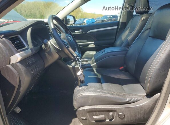 5TDJZRFH4JS828188 2018 TOYOTA HIGHLANDER Серебряный Вид салона спереди
