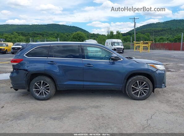 5TDJZRFH4JS865869 2018 TOYOTA HIGHLANDER Blue Vista interior trasera
