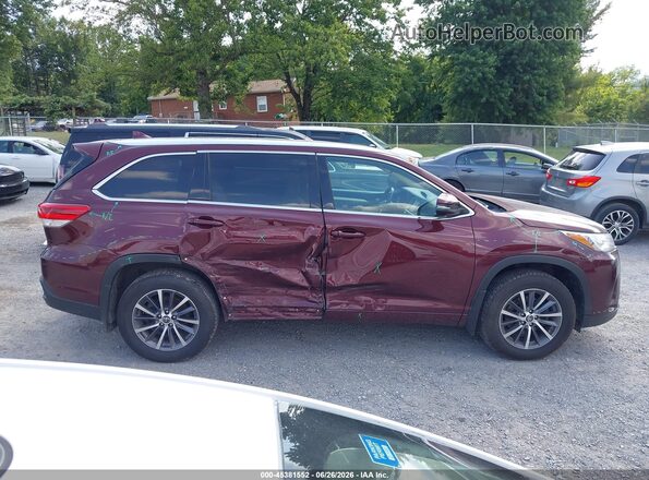 5TDJZRFH4JS882610 2018 TOYOTA HIGHLANDER Красный Вид задней части салона