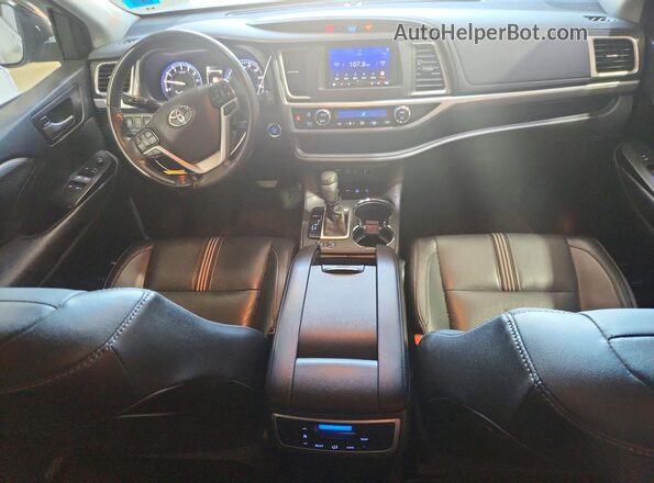 5TDJZRFH6JS495086 2018 TOYOTA HIGHLANDER Silver Widok deski rozdzielczej